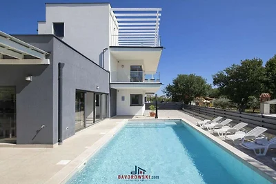 Villa in Pomer mit Schwimmbecken