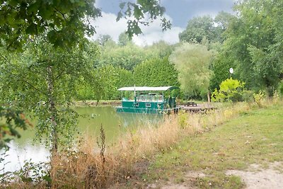 Bequemes Boot auf einem privaten Fischsee im ...