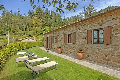 Omringd door groene Toscaanse heuvels