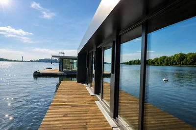 Gemütliches Haus am Wasser mit Whirlpool