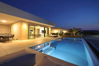 Villa in Tkon mit Schwimmbecken
