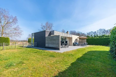 Geschmackvoll eingerichteter freistehender...