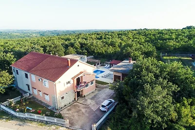 Ruim appartement met privézwembad