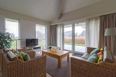 Eleganter Bungalow am Wasser mit Anlegestelle