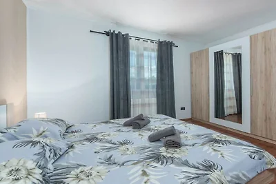Holiday home in Tinjan with swimming pool