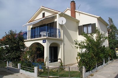 Geräumiges Ferienhaus in Vrsi mit Garten