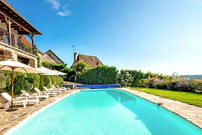 Steinhaus mit Pool und Garten