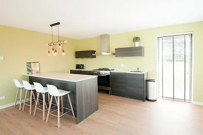 Lodge dal design moderno con microonde...