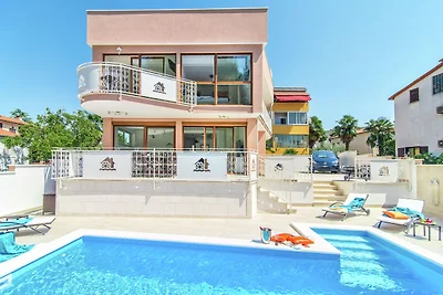 Moderne villa in Novigrad met privézwembad