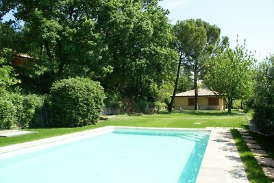 Moderno bungalow con piscina a Garda