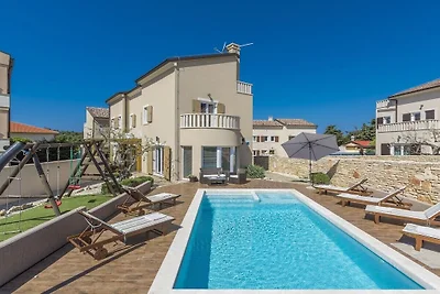 Villa in Premantur met zwembad