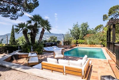 Villa in La Roquette mit Meerblick und Pool