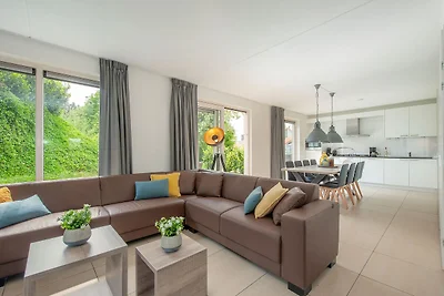 Wellnessvilla mit privatem Innenpool in einem...