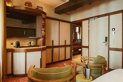 Vertraulicher Raum 4, nur einen Steinwurf vom...