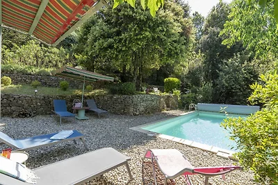 Bella villa a Les Salelles con piscina...