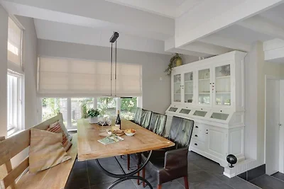 Casa di design con camino a Bedafse Bergen