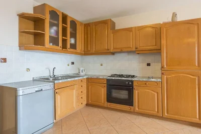 Six Bedroom Holiday House With Pool