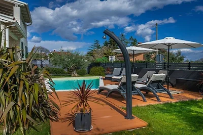 Villa en Krnica con piscina