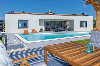 Villa en Nedešćina con piscina