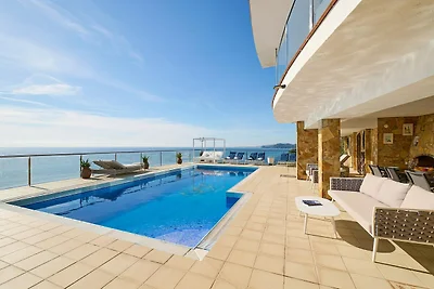 Villa in Cala Canyelles mit Meerblick & Pool