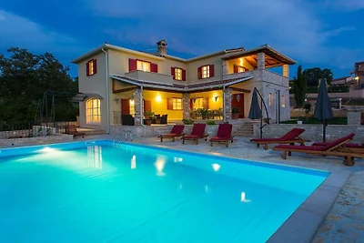 Villa in Montižana mit Schwimmbecken
