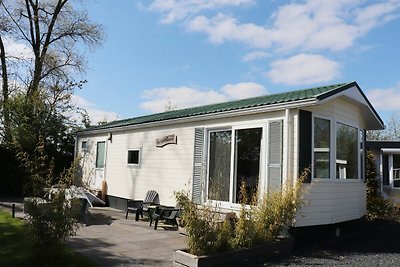 Modern chalet in Grou met een ruime tuin