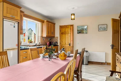 Haus nahe Lough Mask mit Gartenblick