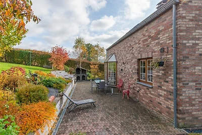 Ferienhaus mit Terrasse und Whirlpool in...