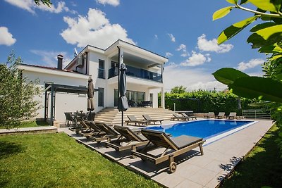 Moderne Villa mit Pool und Sprudelbad