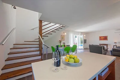 Ferienhaus in Tinjan mit Schwimmbecken