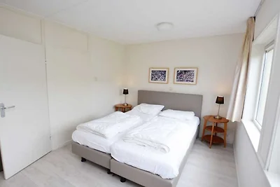 Vakantiehuis in Den Burg met zwembad
