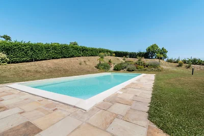 Elegante villa con piscina a Piandimeleto
