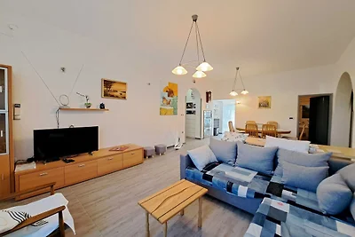 Spacious Urban Retreat Apartment with Terrace...