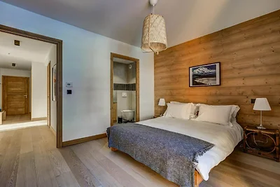 Spacious Apartment with Balconies beside Ski...