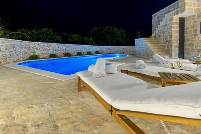 Villa in Vinišce mit Schwimmbecken