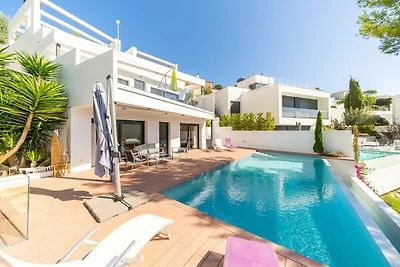 Villa am Wasser mit Panoramablick