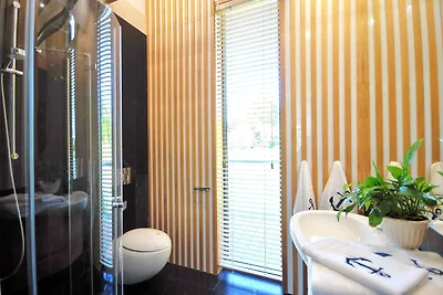 Ferienhaus mit privatem See und Strand