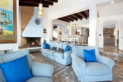 Villa in Cala Canyelles mit Meerblick & Pool