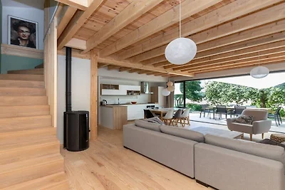Een houten huis met bioklimaat op het...