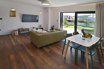 Luxury Slatine Apartments with Terrace and Ga...