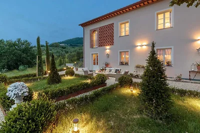 Villa a Lucca con Jacuzzi e Vigneti