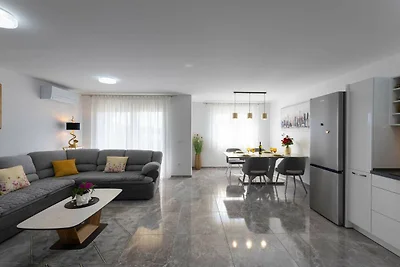 Kastel Stari Sunny Downtown Apartment with Te...