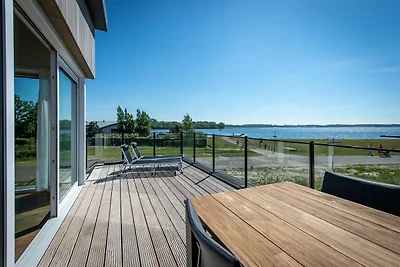 Moderne Villa mit Blick auf den Veere-See