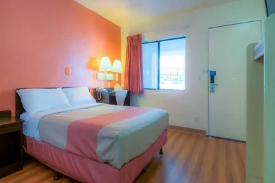 1 cama tamaño queen | Microondas