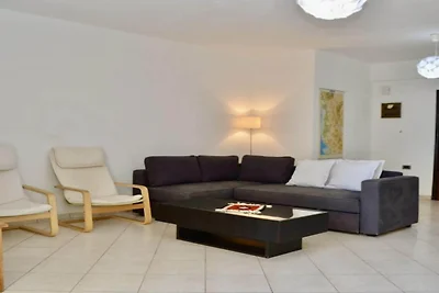 Gerהumiges Apartment mit Meerblick in Saranda
