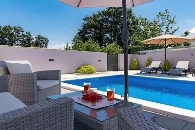 Villa in Kužinići mit Schwimmbecken