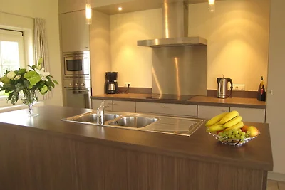 Elegante casa vacanze a Zuidzande con sauna