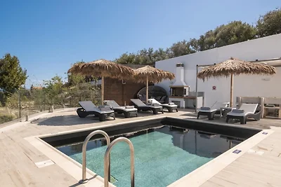 Villa con Jacuzzi, piscina e vista a Tragaki