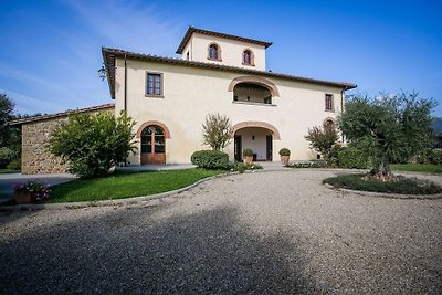 Immersed in a wide Italian-style meadow with ...