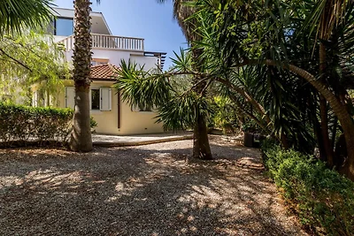 Luxuriöse Gartenvilla, 50 m vom Strand...